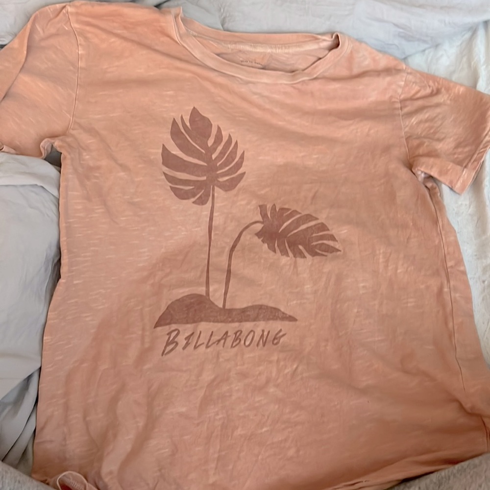Cute billabong graphic tee!